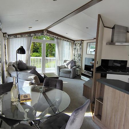 Family Breaks At Rockley Park With Prosecco And A Box Of Chocolates On Arrival Villa Poole Exterior foto