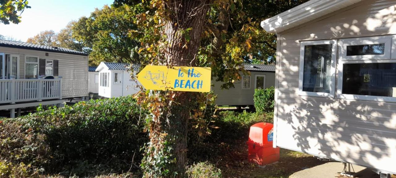 Family Breaks At Rockley Park With Prosecco And A Box Of Chocolates On Arrival Villa Poole Exterior foto