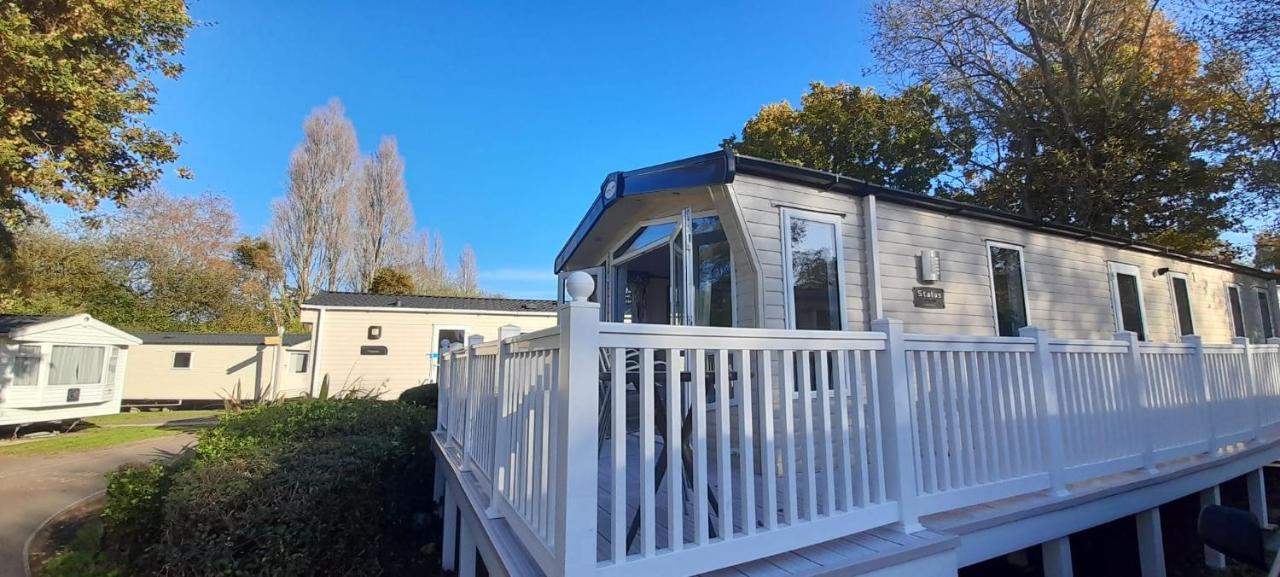 Family Breaks At Rockley Park With Prosecco And A Box Of Chocolates On Arrival Villa Poole Exterior foto