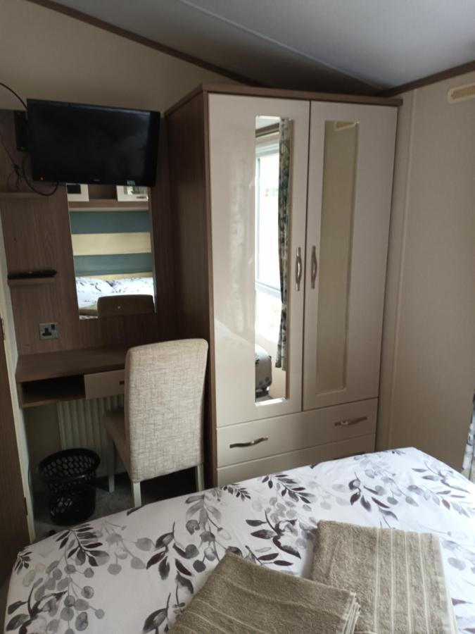 Family Breaks At Rockley Park With Prosecco And A Box Of Chocolates On Arrival Villa Poole Exterior foto