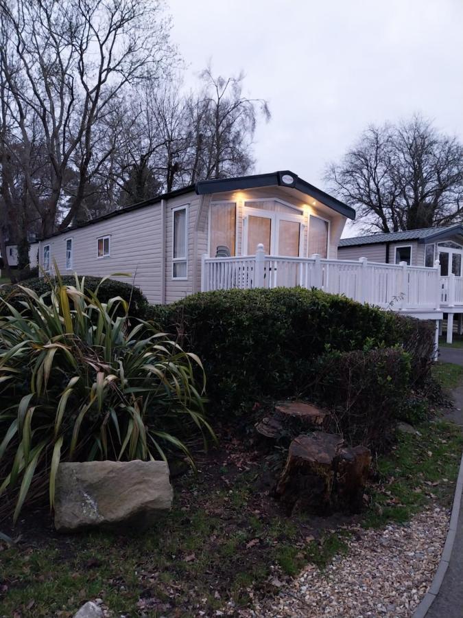 Family Breaks At Rockley Park With Prosecco And A Box Of Chocolates On Arrival Villa Poole Exterior foto