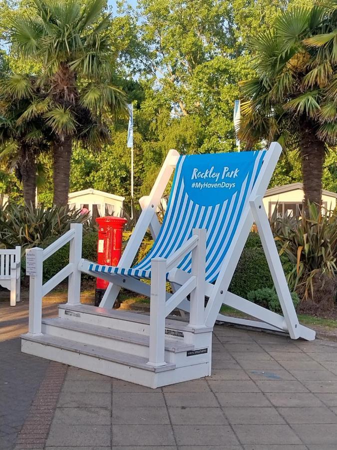 Family Breaks At Rockley Park With Prosecco And A Box Of Chocolates On Arrival Villa Poole Exterior foto