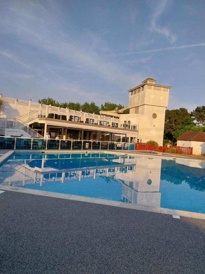 Family Breaks At Rockley Park With Prosecco And A Box Of Chocolates On Arrival Villa Poole Exterior foto