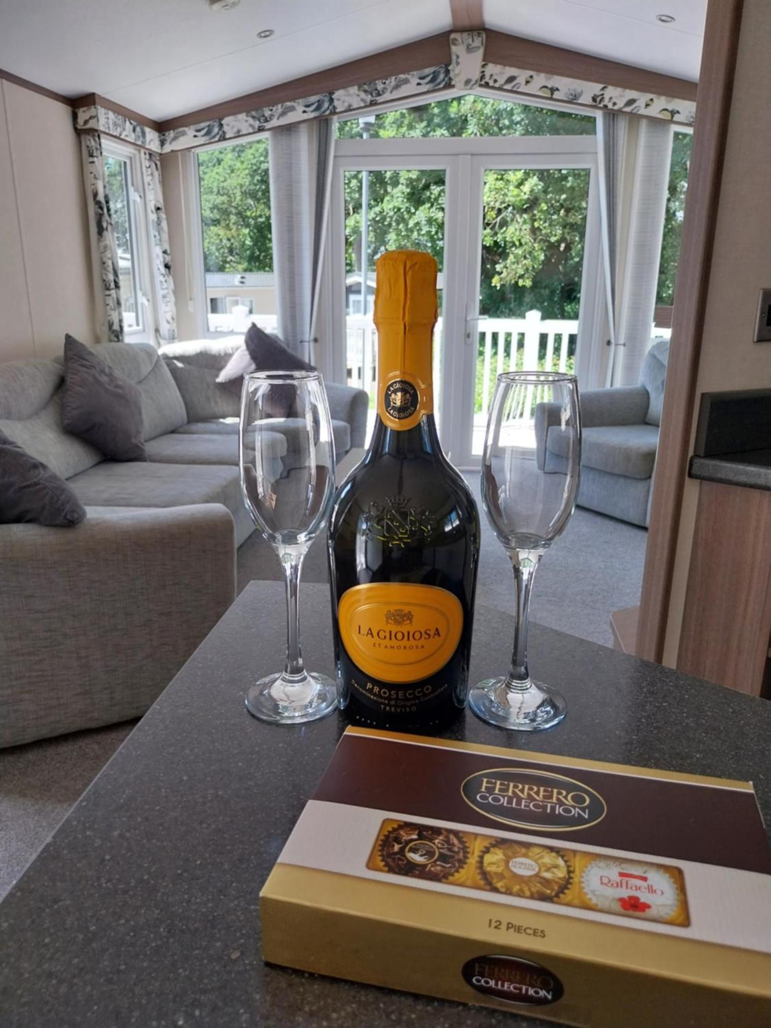 Family Breaks At Rockley Park With Prosecco And A Box Of Chocolates On Arrival Villa Poole Exterior foto